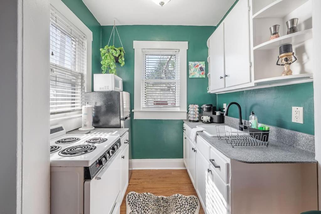 Jungle Themed Apt. Close To Coffee, Food + Shops! タンパ エクステリア 写真