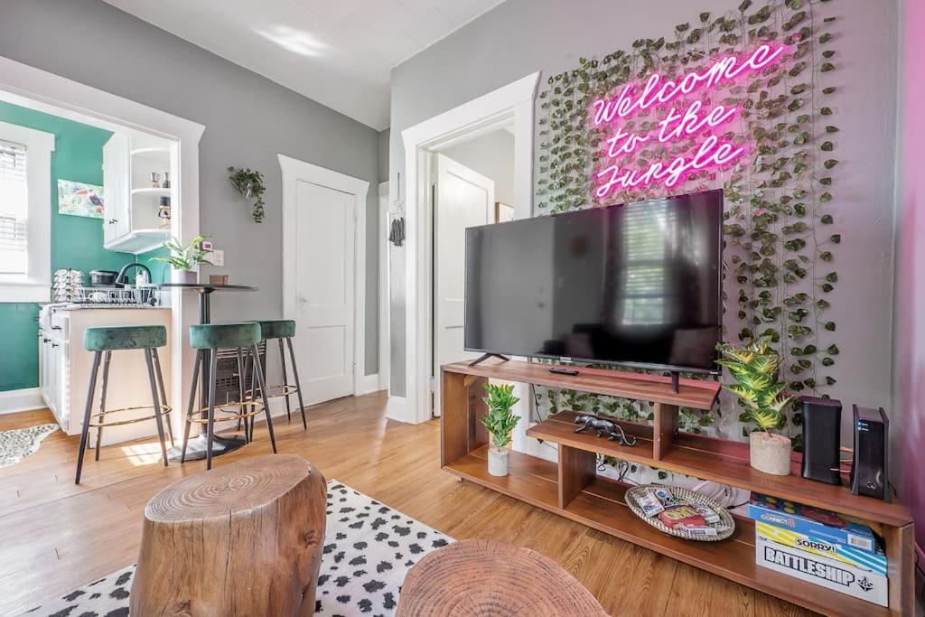 Jungle Themed Apt. Close To Coffee, Food + Shops! タンパ エクステリア 写真